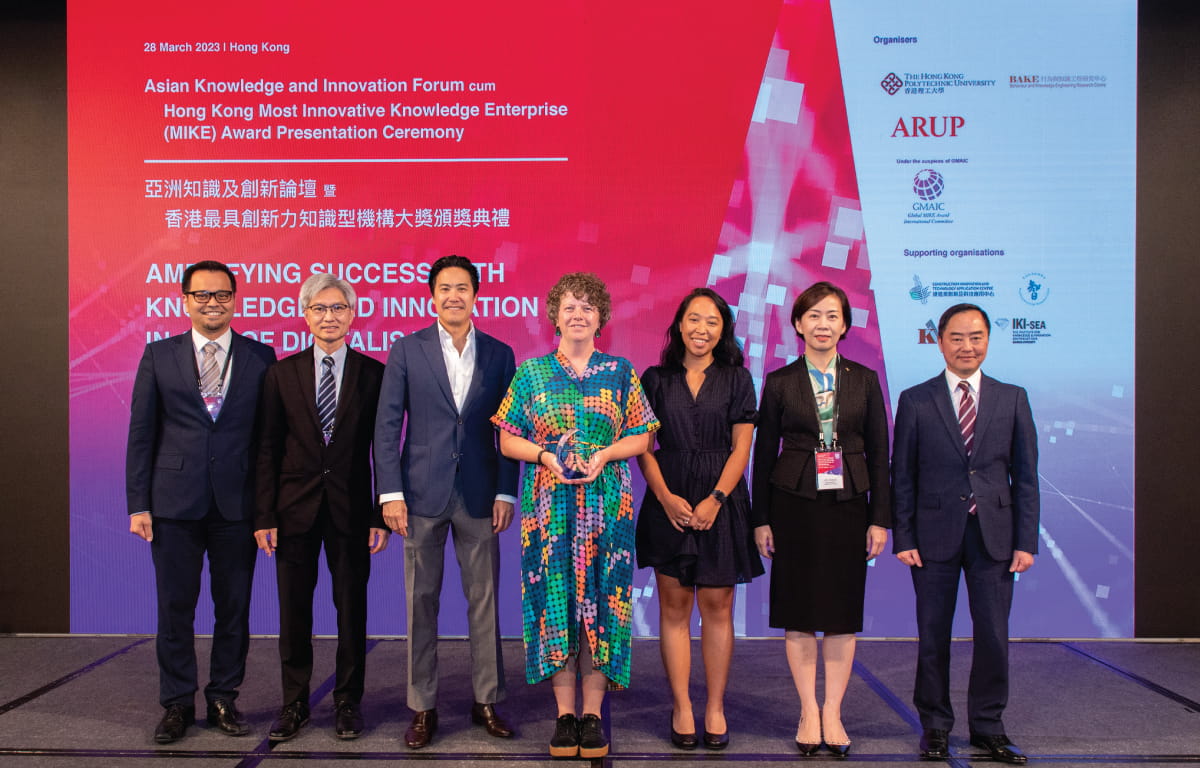 Alton Chow, Managing Director for Greater China (third from left), Kim Sherwin, Director for Knowledge (middle) and Farrah Abdullah, Consultant, Knowledge (third from right) received the Hong Kong MIKE Award on Aurecon’s behalf.