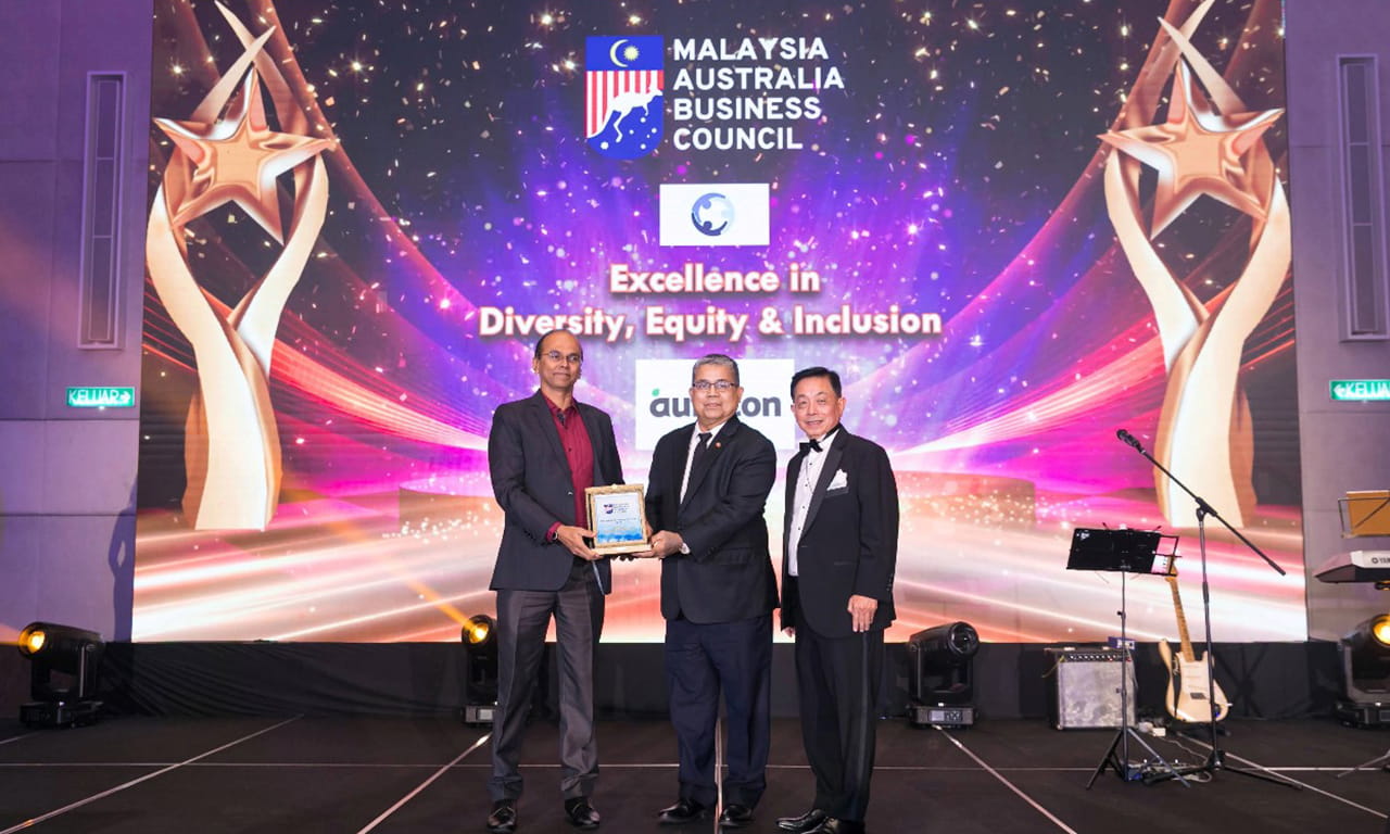 L-R: Dr G Balamurugan (Market Director, Environment &amp; Sustainability – Asia) receiving the award from Aaron Anak Dagang (Minister of National Unity, Malaysia) and Dato’ Peter Tan, Chairman of MABC.