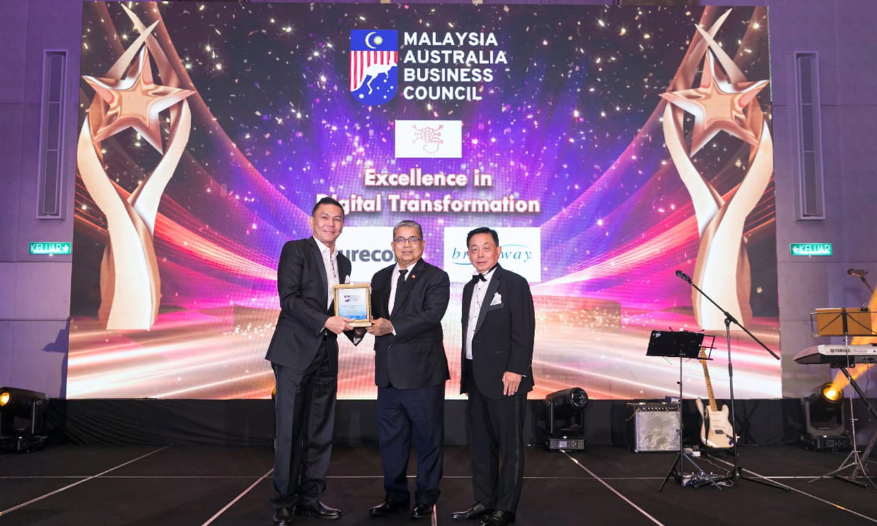 L-R: Feisal Noor (Managing Director, Aurecon Malaysia) receiving the award from Aaron Anak Dagang (Minister of National Unity, Malaysia) and Dato’ Peter Tan, Chairman of MABC.