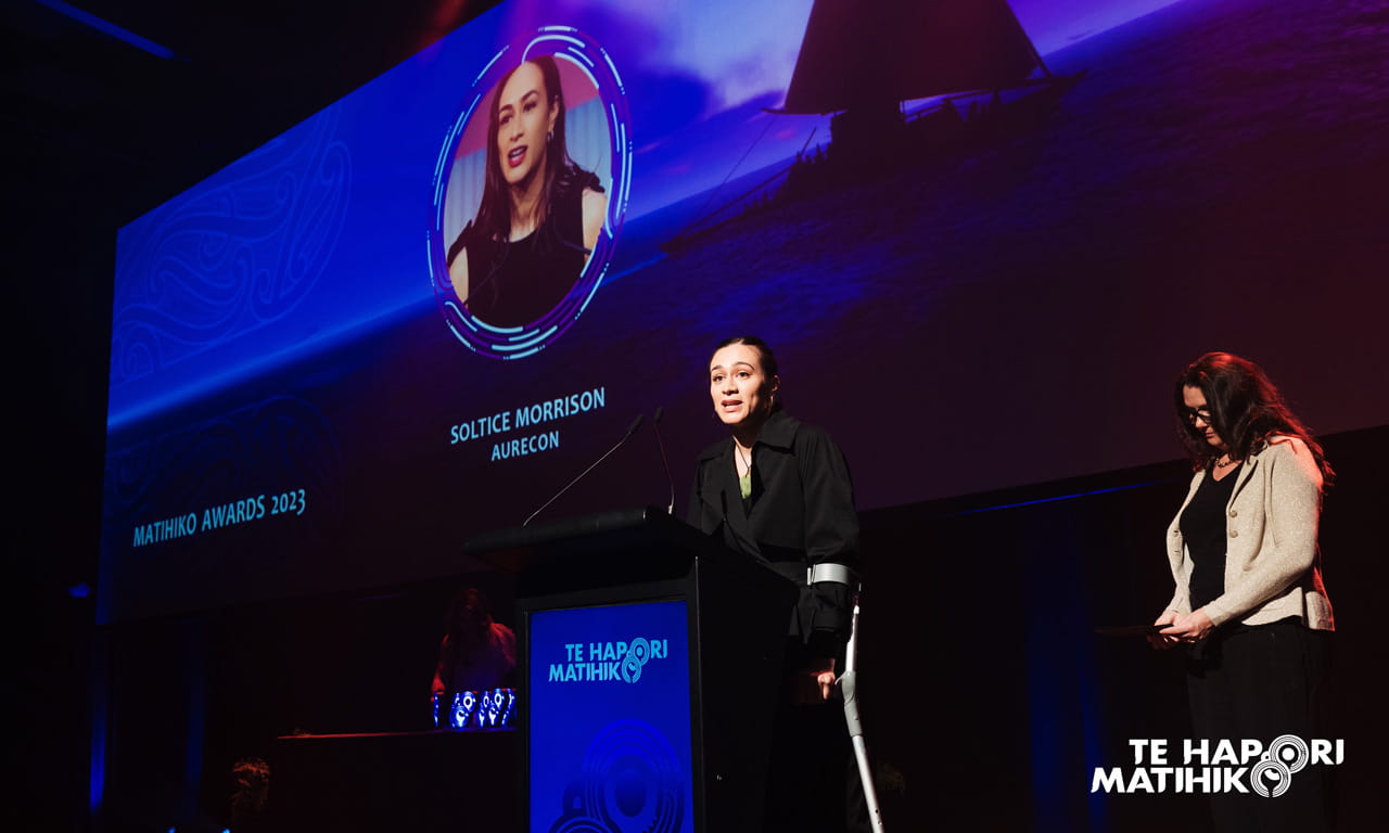 Soltice Morrison, Aurecon’s Pou Rautaki Māori – Māori Strategy Lead presenting the Kaitiaki o te Taiao Award at Te Hapori Matihiko Awards evening.