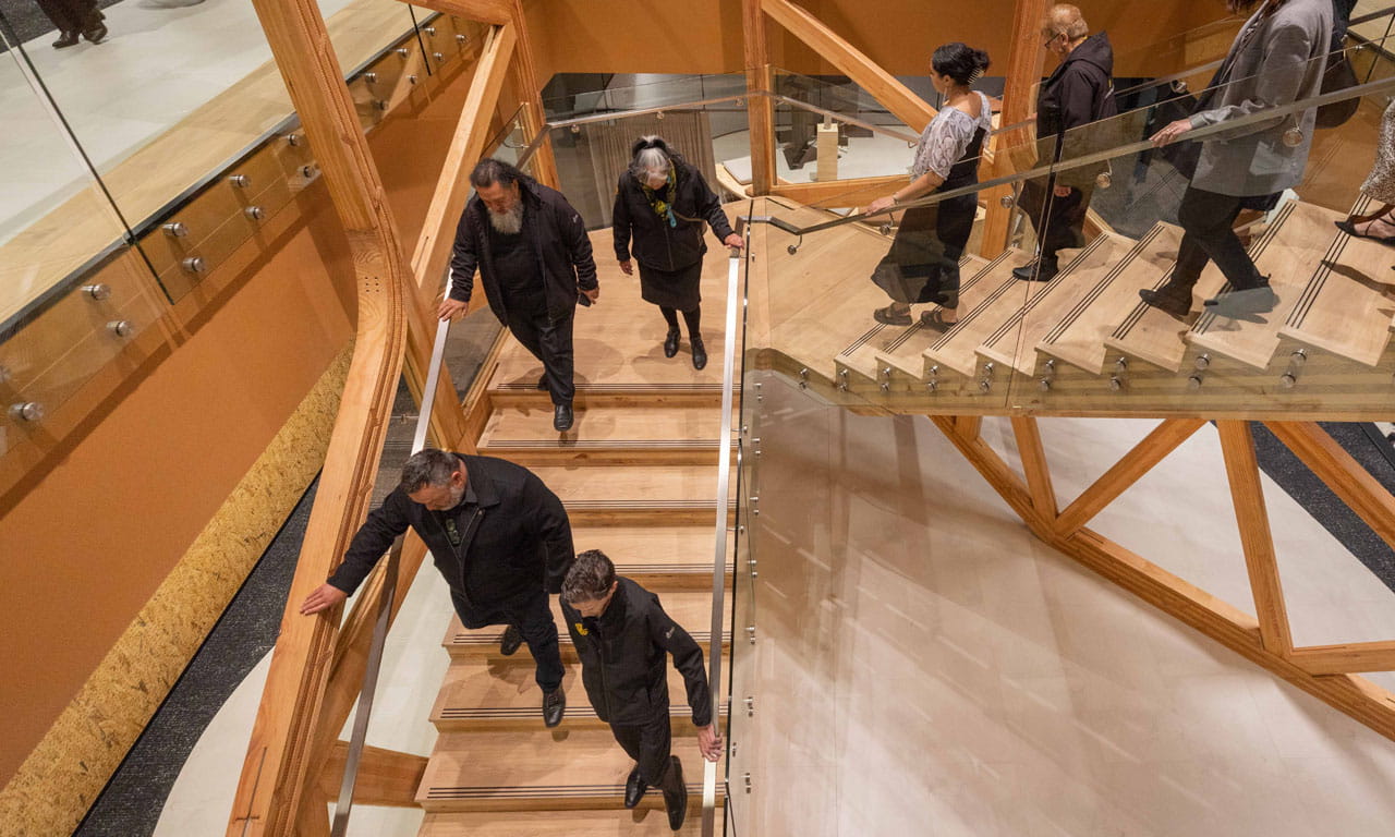 Te Tihi’s Warren and Mahoney architects designed space features an engineered timber internal staircase for the new Aurecon office in the shape of the stern of a waka, which is Māori for canoe.