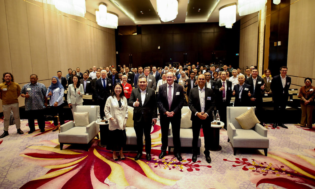 From L-R: Shikin Raja Zainal, Director of Operations, Environment – Malaysia; YB Anthony Loke; Bill Cox – Chief Executive Officer, Aurecon and Dr G Balamurugan, Market Director, Environment & Sustainability, Asia at the forefront with all attendees.