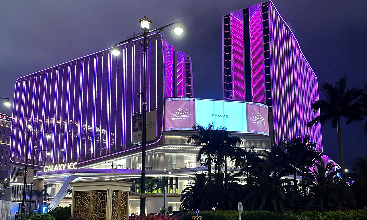 At night the convention centre is illumiated by artfully placed lighting. 