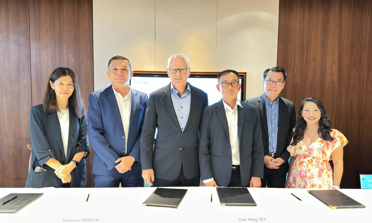 L-R: Gloria Mok, Brand, Marketing & Communications Business Partner, Asia, Aurecon; Feisal Noor, Country Managing Director, Malaysia, Aurecon; Stephane Asselin, Chief Executive, Asia, Aurecon; Tey Chai Heng, CHT Managing Director; Jaime K. K. Wong, CHT Director – Finance; Lisa Medcalf, Chief Financial Officer, Asia, Aurecon.