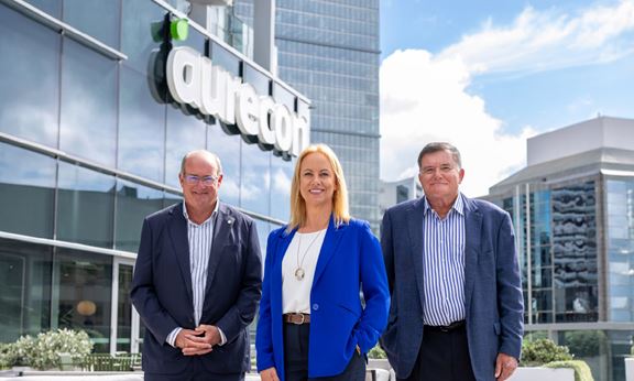 L-R: William Cox, Aurecon's outgoing CEO; Louise Adams, Aurecon's incoming CEO; Giam Swiegers, Aurecon Board Chair.