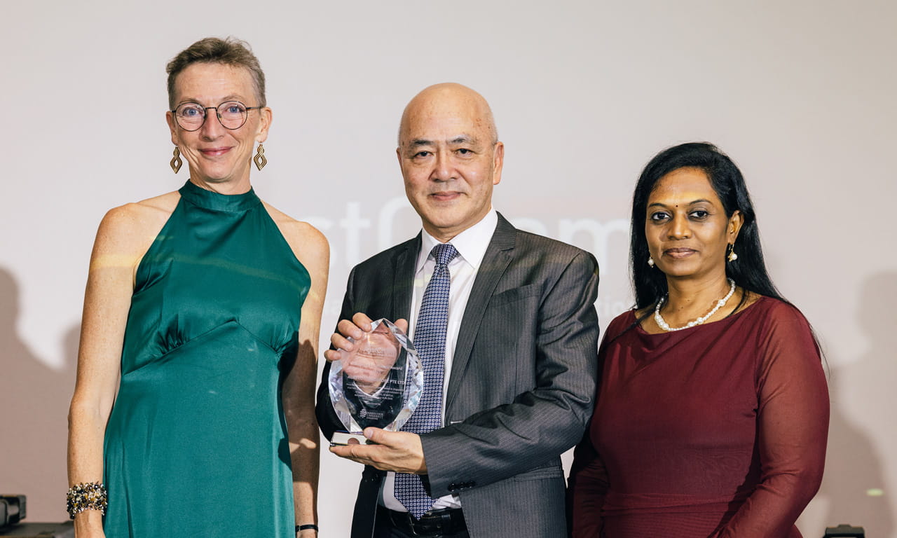 L-R: Carole-Anne Upton, Deputy Vice-Chancellor of James Cook University Singapore, presents the AustCham Singapore Business Excellence Award 2025 to Aurecon's Steven Lee, Director of Operations, Built Environment – Singapore, and Sudharshini Balasubramanian, Principal, Structures.