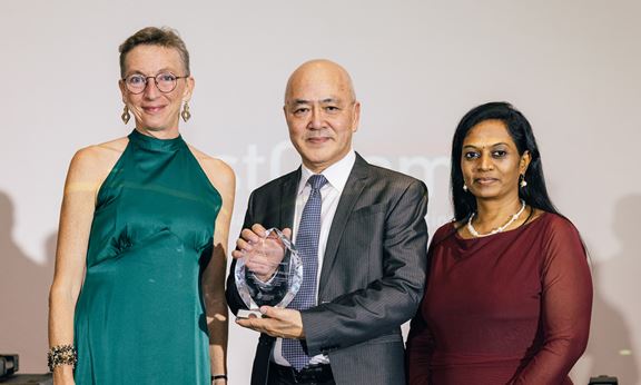 L-R: Carole-Anne Upton, Deputy Vice-Chancellor of James Cook University Singapore, presents the AustCham Singapore Business Excellence Award 2025 to Aurecon's Steven Lee, Director of Operations, Built Environment – Singapore, and Sudharshini Balasubramanian, Principal, Structures.