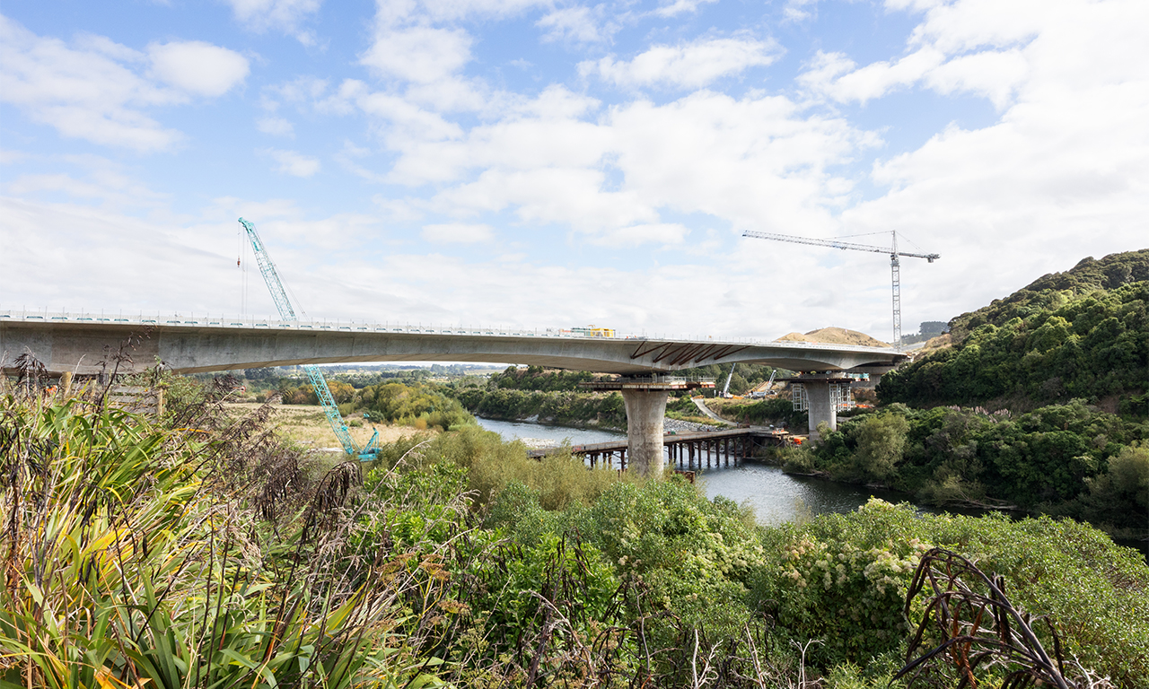 A highlight is the 295 metre-long Parahaki Bridge which carries the highway over the Manawatū River. 