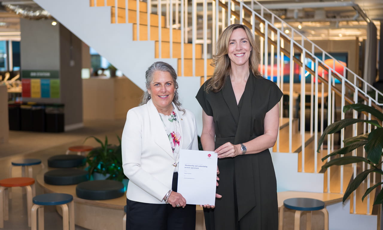 L-R: Engineers Australia Chief Executive Officer Romilly Madew AO and Aurecon Chief Engineering, Eminence and Innovation Officer Tanya de Hoog at the signing of the expanded national Engineering Workforce Credentialling partnership.