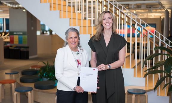 L-R: Engineers Australia Chief Executive Officer Romilly Madew AO and Aurecon Chief Engineering, Eminence and Innovation Officer Tanya de Hoog at the signing of the expanded national Engineering Workforce Credentialling partnership.