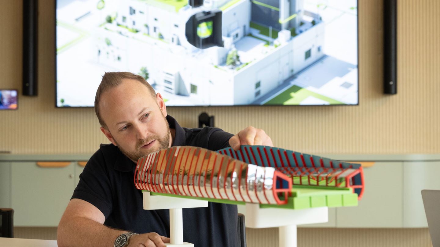 Aurecon’s Chris Downing interacting with a 3D bridge model.