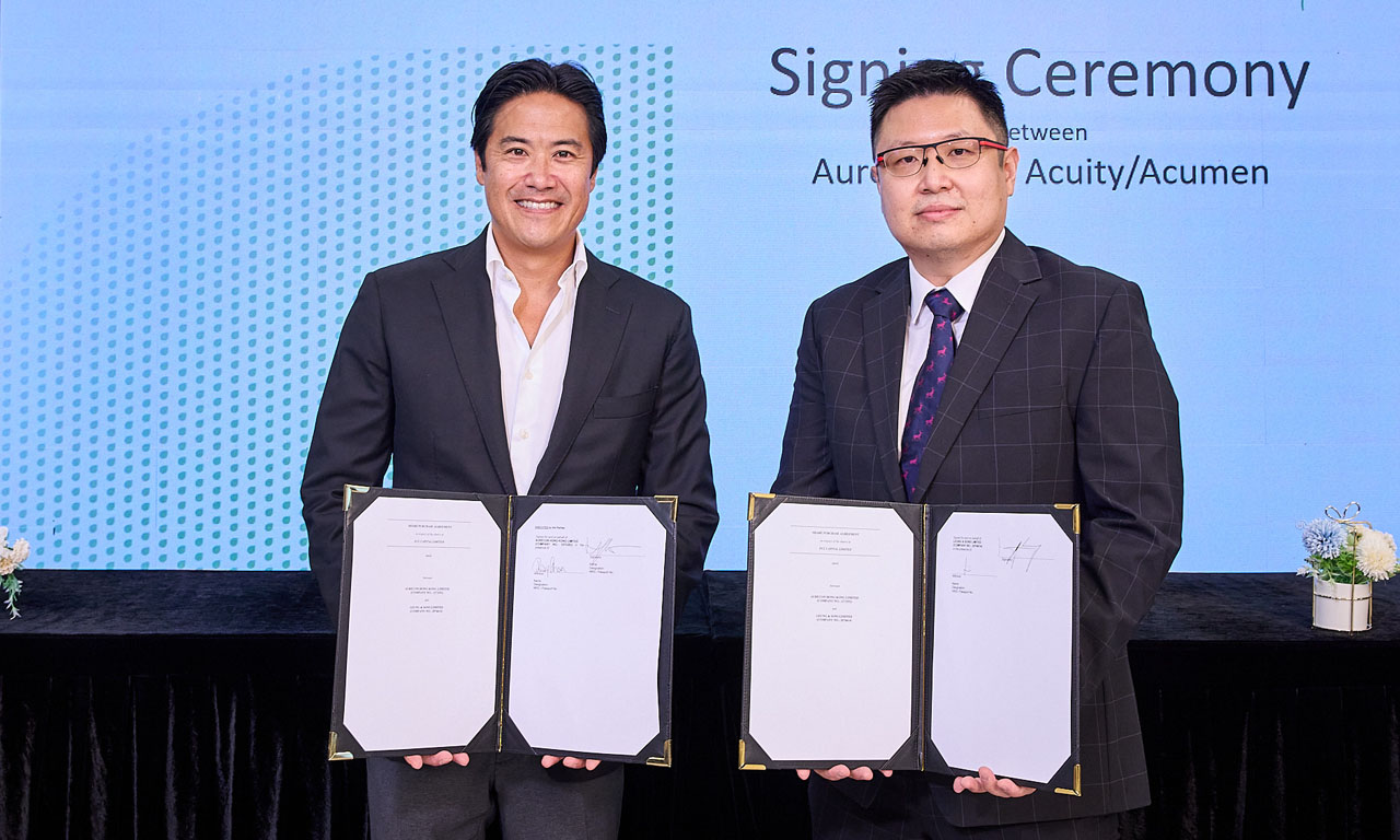 Alton Chow, Managing Director, Greater China at Aurecon, and Jacky Leung, Founder and Director of Operations, Acuity, and Acumen, at the contract signing ceremony in 2022.
