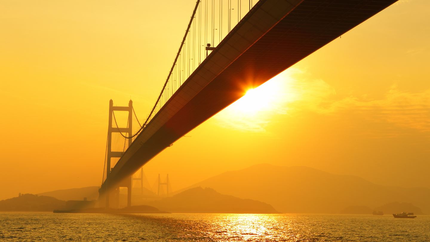 This article reviews the construction methods on a number of recently completed long span bridges.