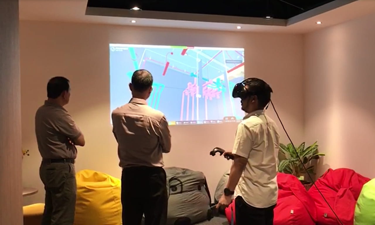 At Aurecon, we leverage VR to help our clients and stakeholders to better understand construction methods at human scale. Through a VR experience, stakeholders were able to manipulate, mark up, comment and review, as well as look at the object’s attributes and test multiple construction scenarios.