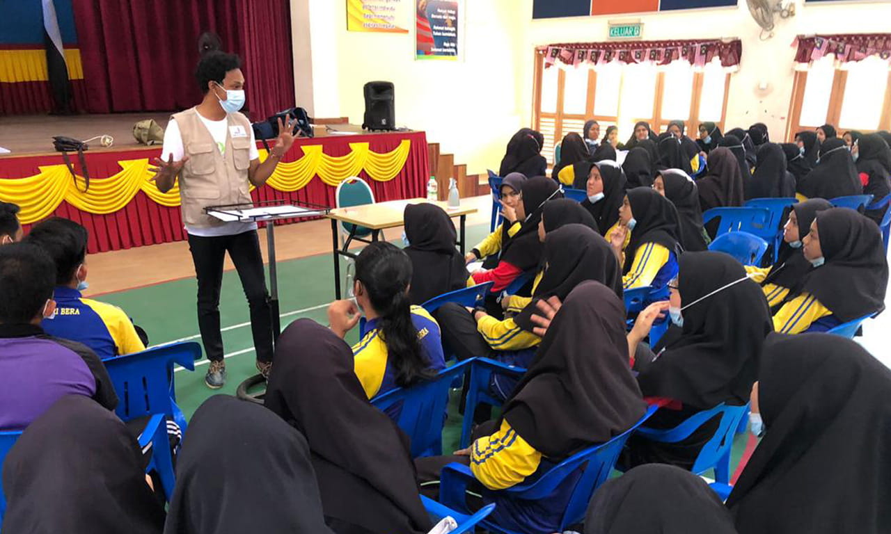 Facilitating a flood awareness program for students of Sekolah Menengah Kebangsaan Seri Bera in the state of Pahang.