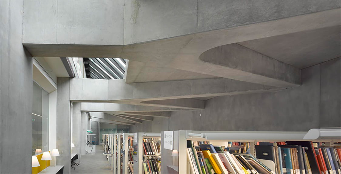 The multi award-winning building features technologically advanced and highly flexible administrative and research work areas, as well as a library. 