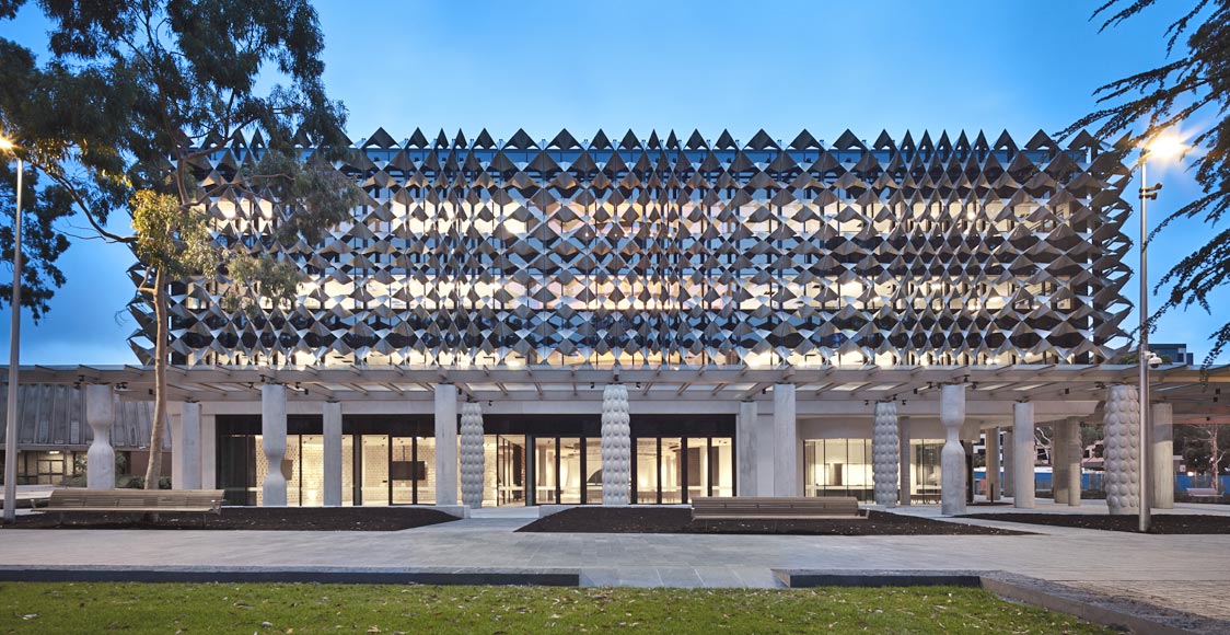 The new Chancellery for Monash University’s Clayton has a glass façade wrapped in a shading screen that controls direct sunlight onto the glass. Image courtesy of Rhiannon Slatter.
