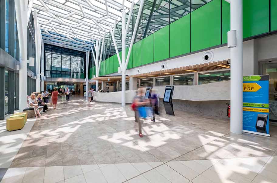 The new design Aurecon helped deliver promotes the use of natural light without compromising the patients' privacy. Views of the surrounding parklands and gardens can also be enjoyed from the windows.