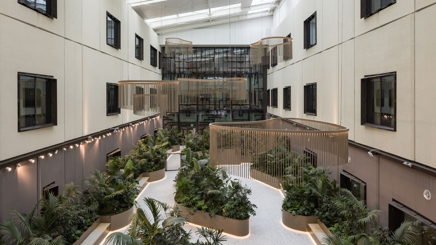 Tōtara Haumaru Auckland North Shore Hospital interior courtyard. Image credit by Mark Scowen Photography.