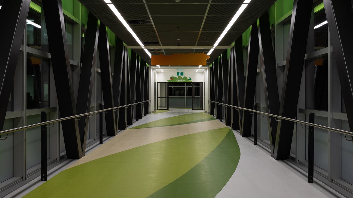 Reflecting the building’s focus on sustainability, the façade on the link bridge was recycled from a building damaged during the Kaikōura earthquake. 