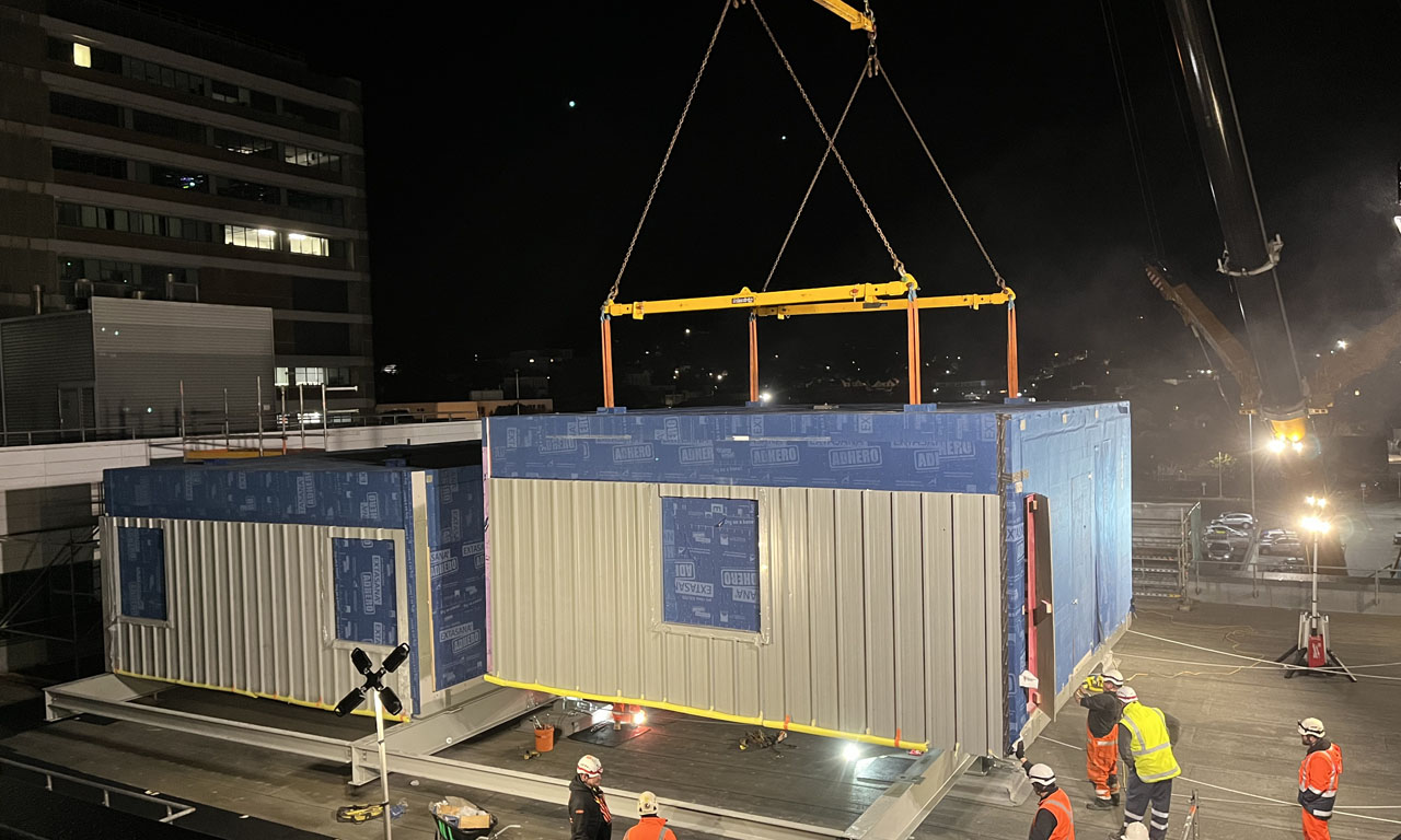 The decant ward being craned onto the rooftop of Wellington Regional Hospital.