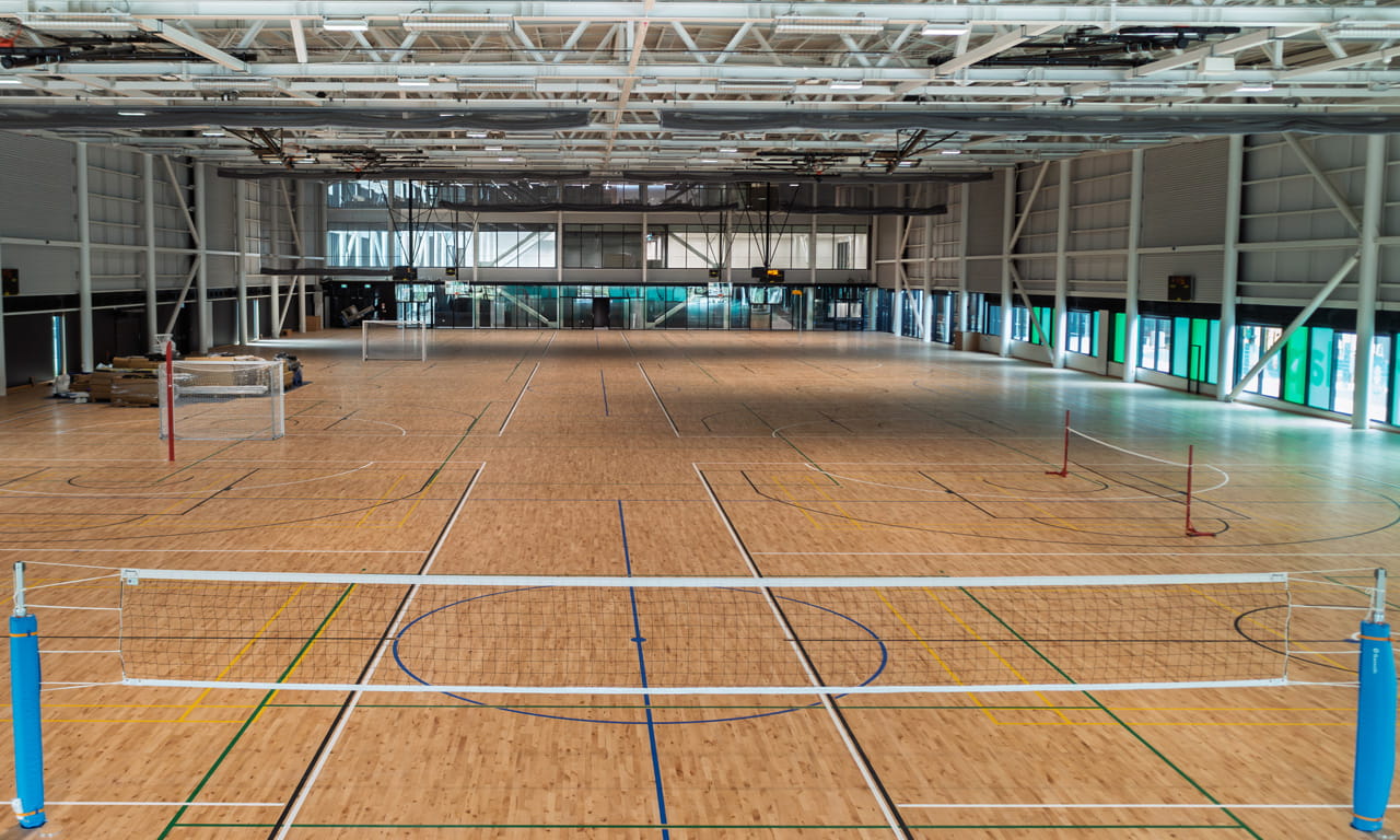 Parakiore includes large scale community court facilities with six basketball, netball and badminton courts, three futsal, handball, korfball or floorball courts and 12 volleyball courts.