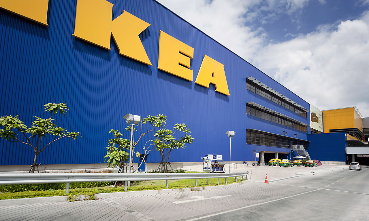 Shoppers can effortlessly navigate throughout the mall with almost 800 retailers separated into 10-zones and ground-floor free parking for 8,000 cars.