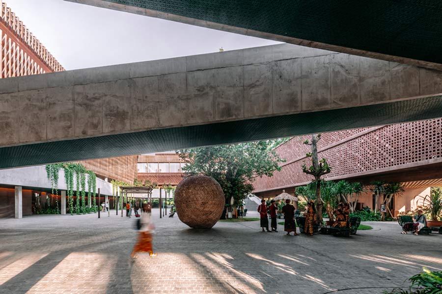 Potato Head Studios courtyard. Image courtesy of OMA. Photo credit Kevin Mak. 