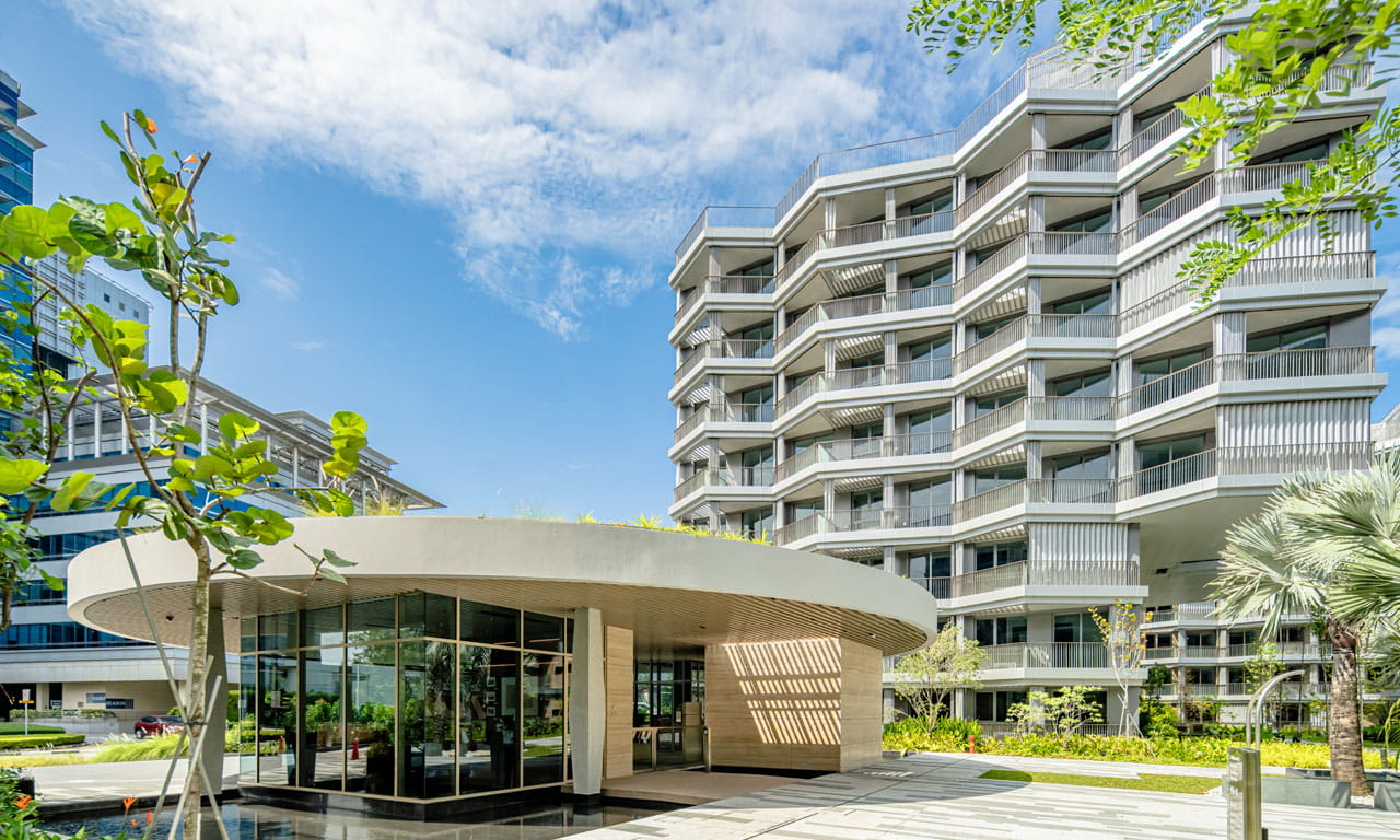 An impressive project with thoughtfully designed features and premium amenities is presented at The Reef at King’s Dock Condo.