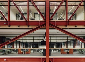 The building houses many learning spaces, including an interactive tiered collaborative space that can accommodate 360 people. Image courtesy of Michael Kai Photography.