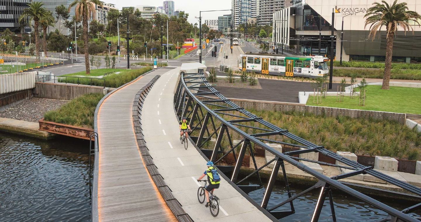 The Jim Stynes Bridge was designed as a catenary structure, supporting a pedestrian and cyclist pathway. Image courtesy of John Gollings.