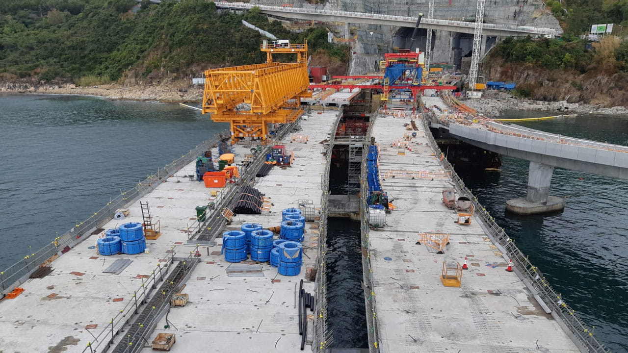 The project comprises the construction of an elevated interchange over the sea with seven post-tensioned concrete bridges.