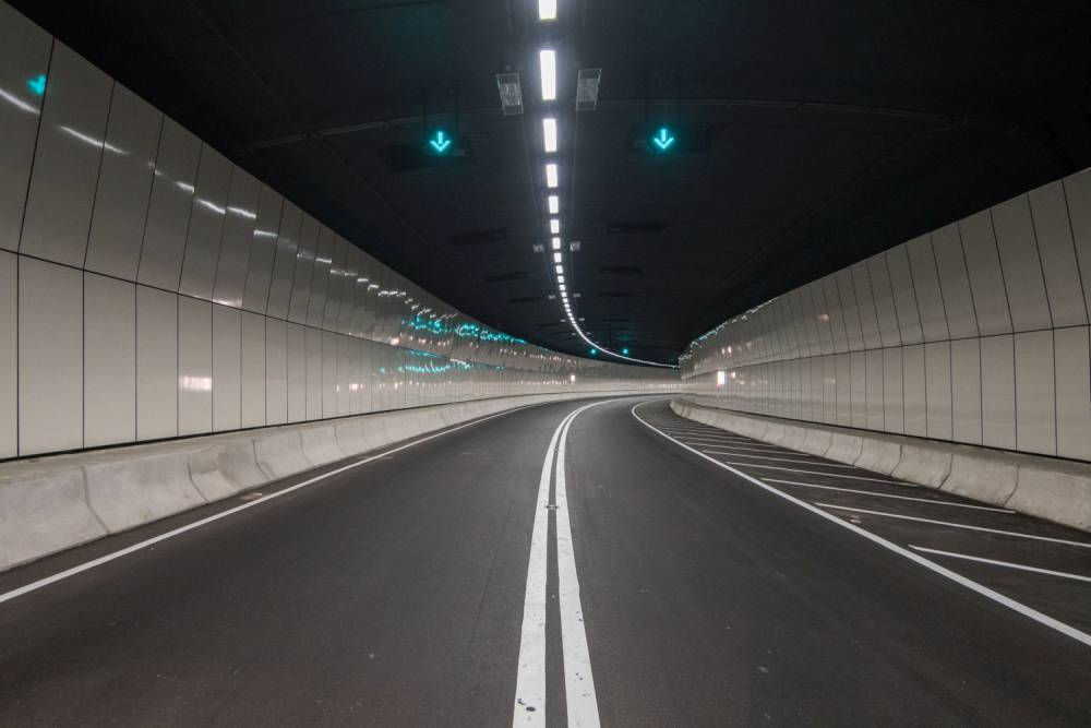 This project reduces the travelling time between Hong Kong and Shenzhen East for commuters.