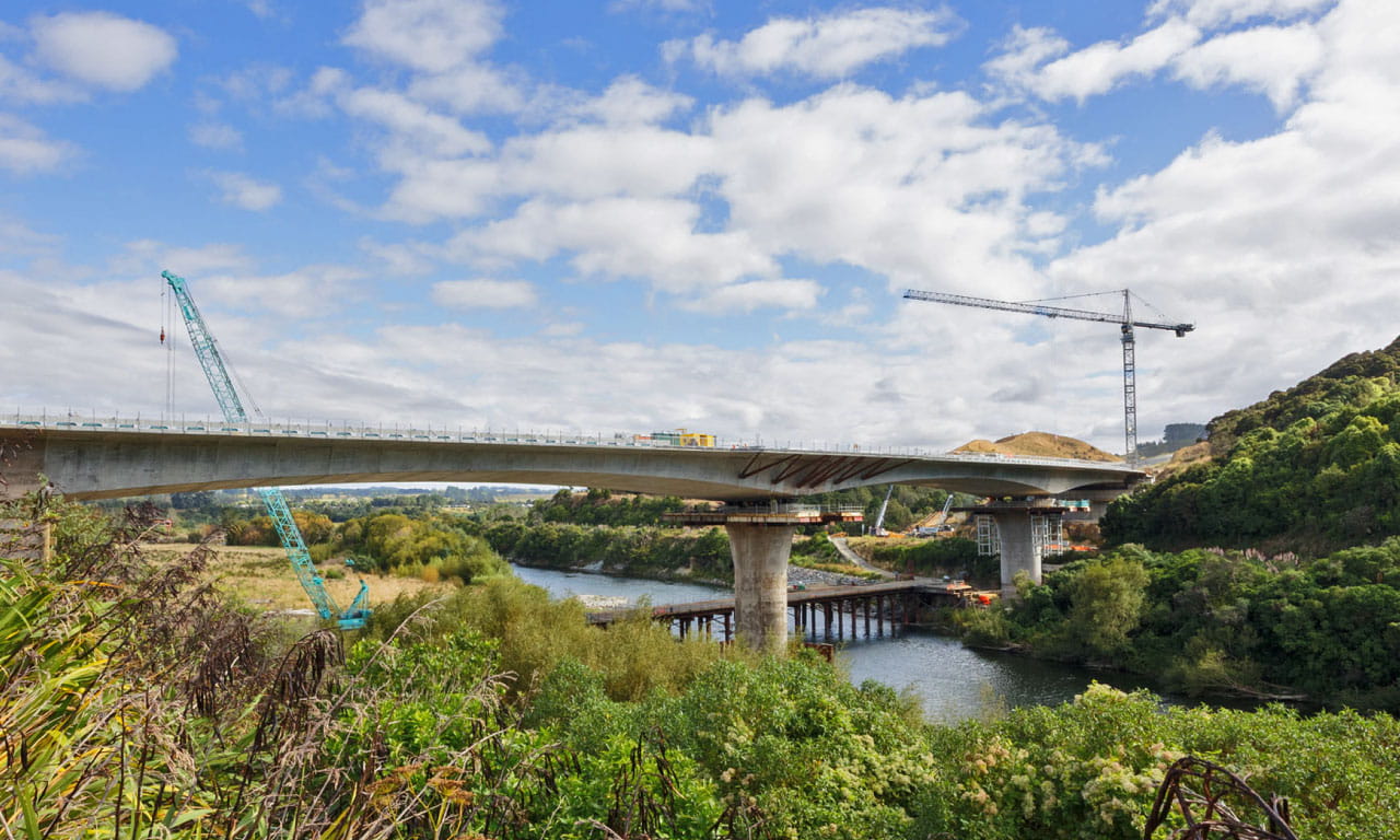 Parahaki Bridge is designed with a unique low-damage design philosophy, reflecting the highly seismic location.