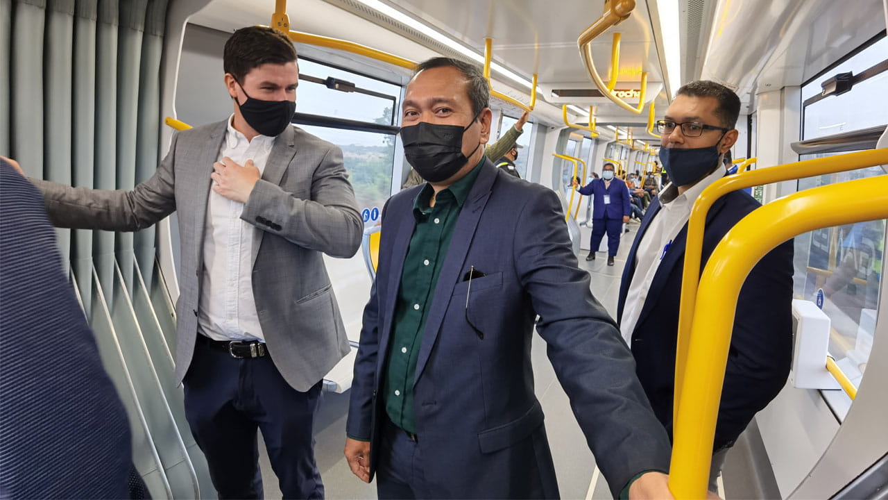 On 30 June 2022, Mauritius’ first light rail system welcomed onboard His Excellency, Mr Lim Ming Yang, High Commissioner of Singapore and his team, for a trip from Port-Louis Victoria Station to Phoenix Station.