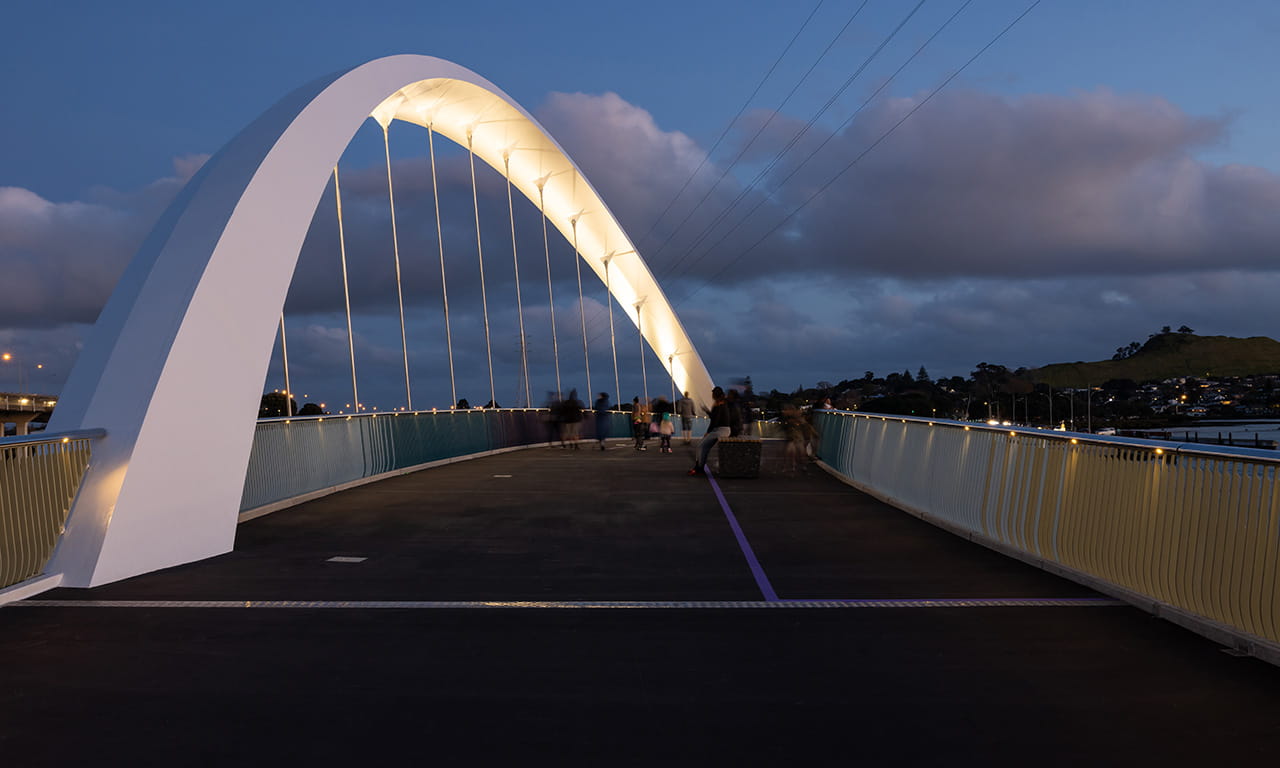 The Ngā Hau Māngere bridge’s distinctive curved aesthetic was challenging to design and construct. Image courtesy of Mark Scowen Photography.