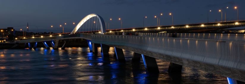 Feature lighting on the handrails, bridge piers and arch will ensure the Ngā Hau Māngere bridge is as visible by night as by day. Image courtesy of Mark Scowen Photography.