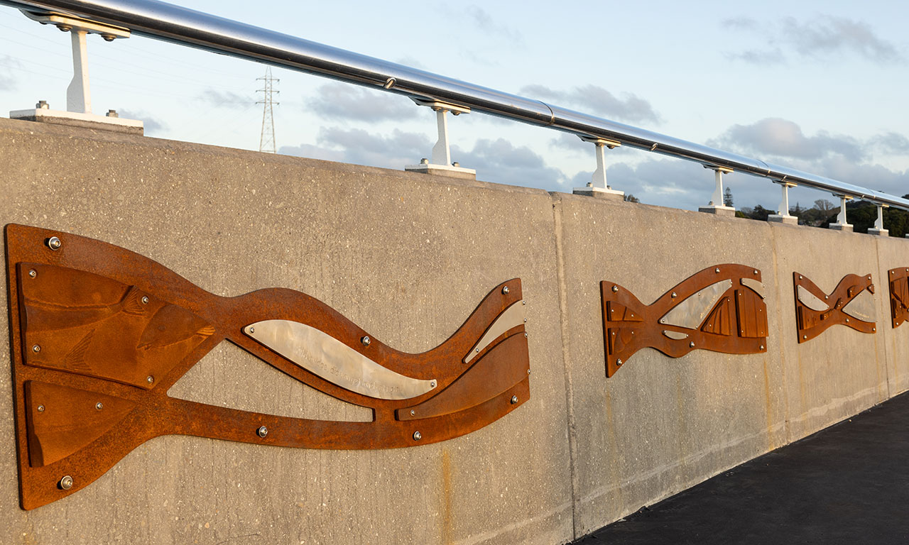 Steel corten inserts in the balustrade panels feature artwork that reflects lunar and tidal movements. Image courtesy of Mark Scowen Photography.