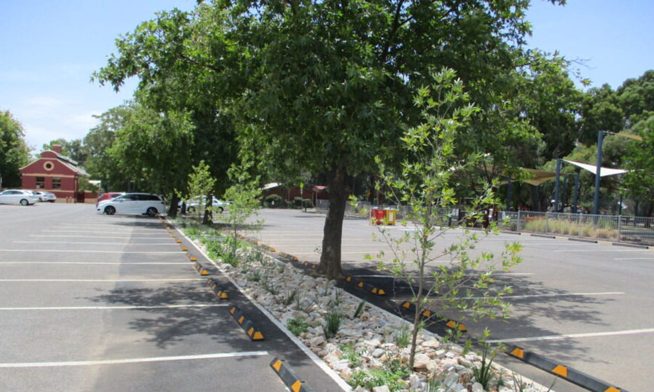 With available spaces, it can be connected to existing streets and creates a green web that encourages active transport connections, enhancing greening to residential areas.