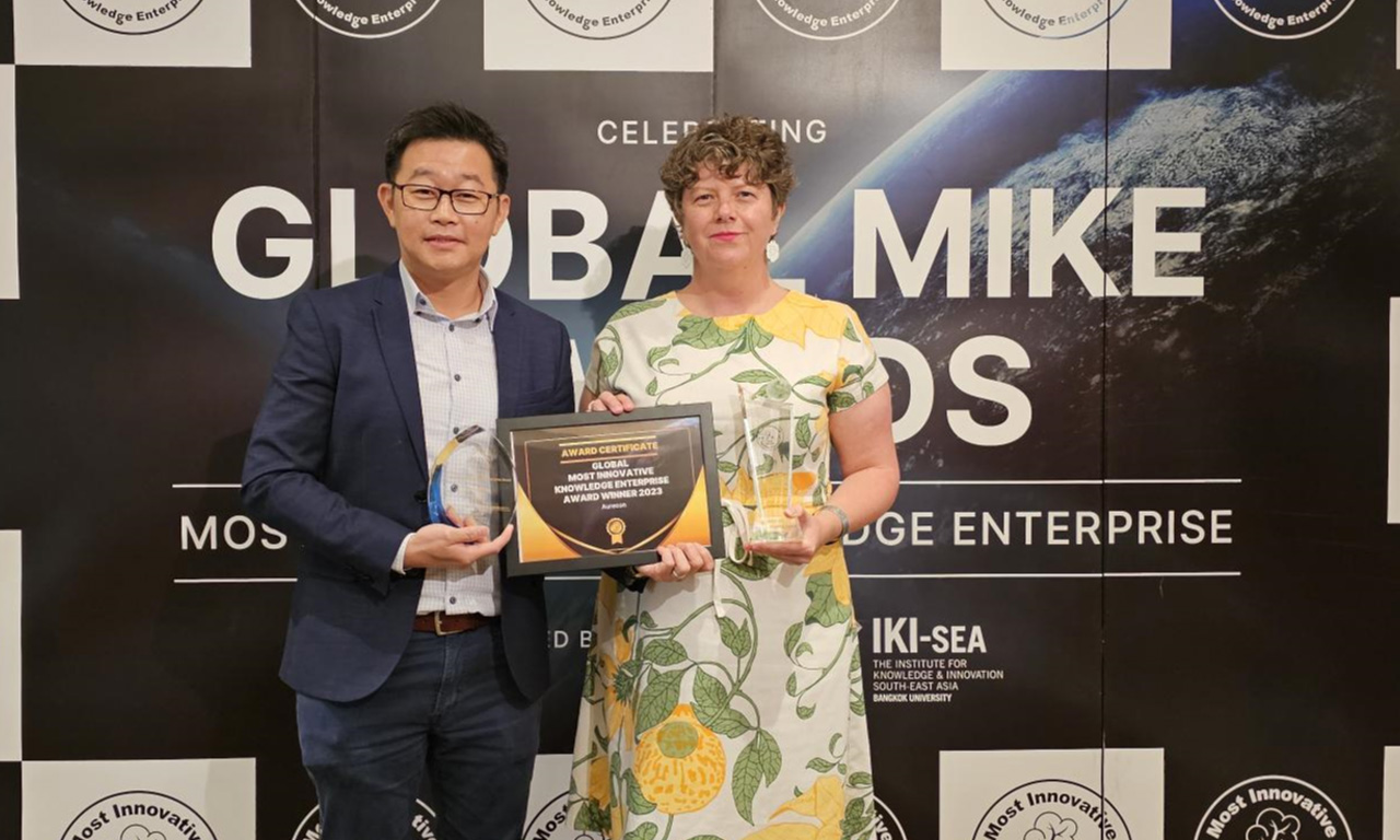Alecs Chong, Design Director, and Kim Sherwin, Director, Capability and Knowledge, receive the Hong Kong and Global Most Innovative Knowledge Enterprise Awards for Aurecon.